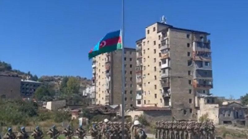 Mais Bərxudarov Şuşanın Bayraq meydanında Azərbaycan bayrağı qaldırdı (VİDEO)