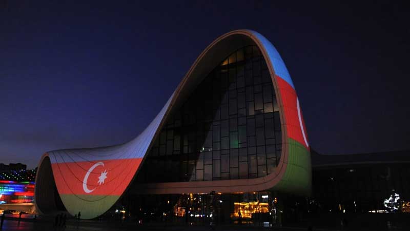 Heydər Əliyev Mərkəzi üzərində Azərbaycan bayrağı proyeksiya olundu (FOTO)