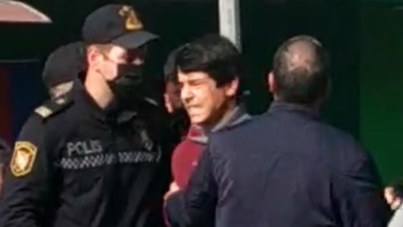 Polis malları yanan sahibkarın oğlunu saxladı, insanlar etiraz etdi (VİDEO)