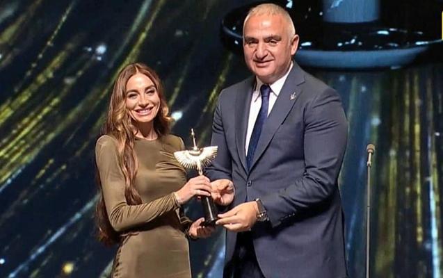 Türkiyədə festivalın ilk mükafatı Arzu Əliyevaya verildi (VİDEO)