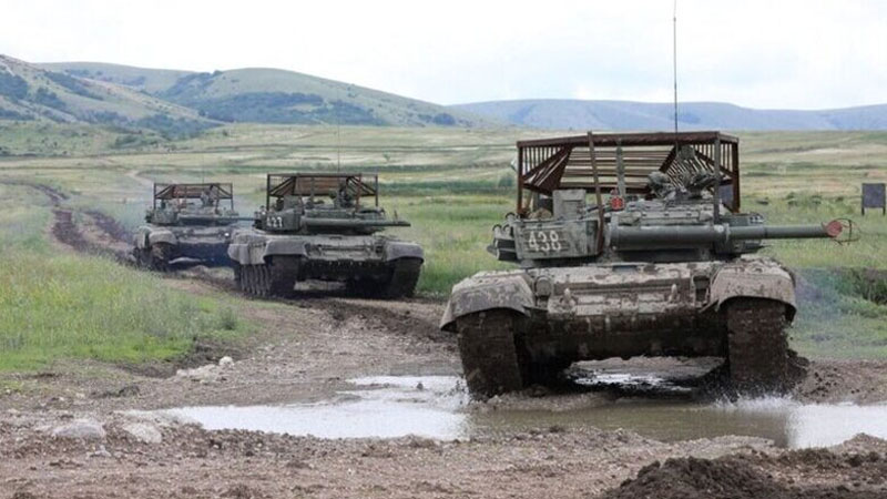 KİV: Rusiya tanklarını “Bayraktar”dan belə qorumağa çalışır, ancaq boş yerə... (VİDEO)