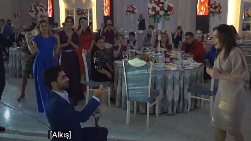 Azərbaycanlı gənc toyda sevdiyi qıza qeyri-adi evlənmə təklifi etdi (VİDEO)