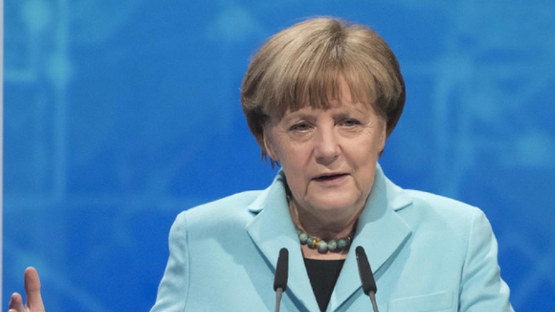 Merkel pank-rokun müşayiətiylə kansler postuyla vidalaşdı (VİDEO)