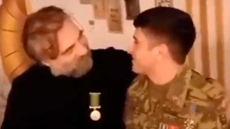 Oktay Kaynarcanın Vətən Müharibəsi qazisi ilə səmimi görüntüsü (VİDEO)