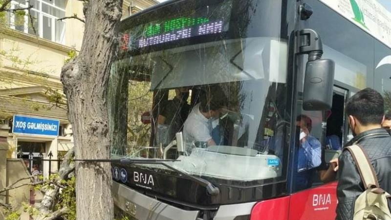 Bakıda sərnişin avtobusları qəza törətdi, xəsarət alan var (VİDEO)