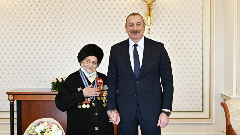 Prezident Fatma Səttarovaya “İstiqlal” ordenini təqdim etdi (FOTO/YENİLƏNİB)