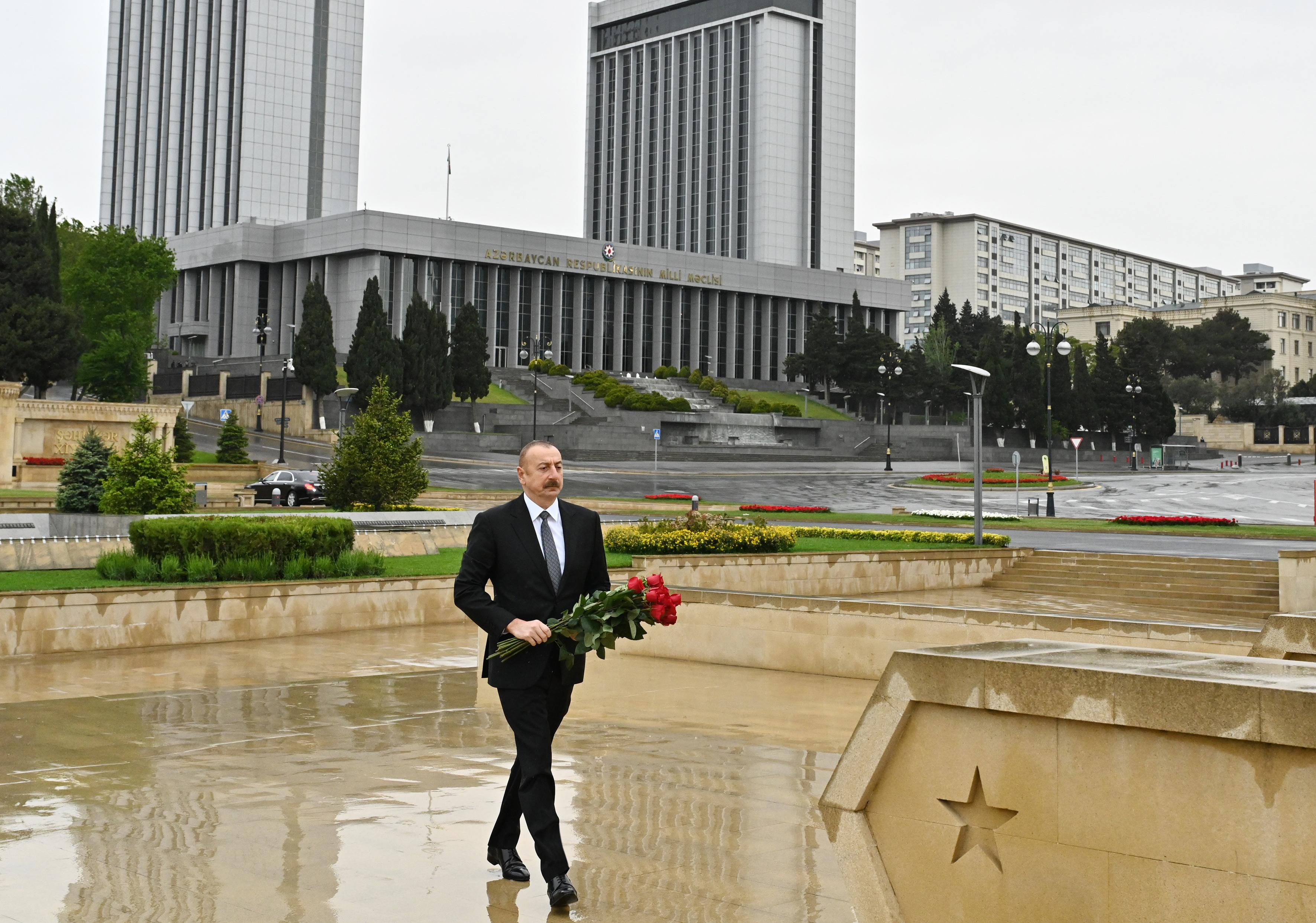 Prezident Həzi Aslanovun məzarını ziyarət etdi (FOTOLAR)