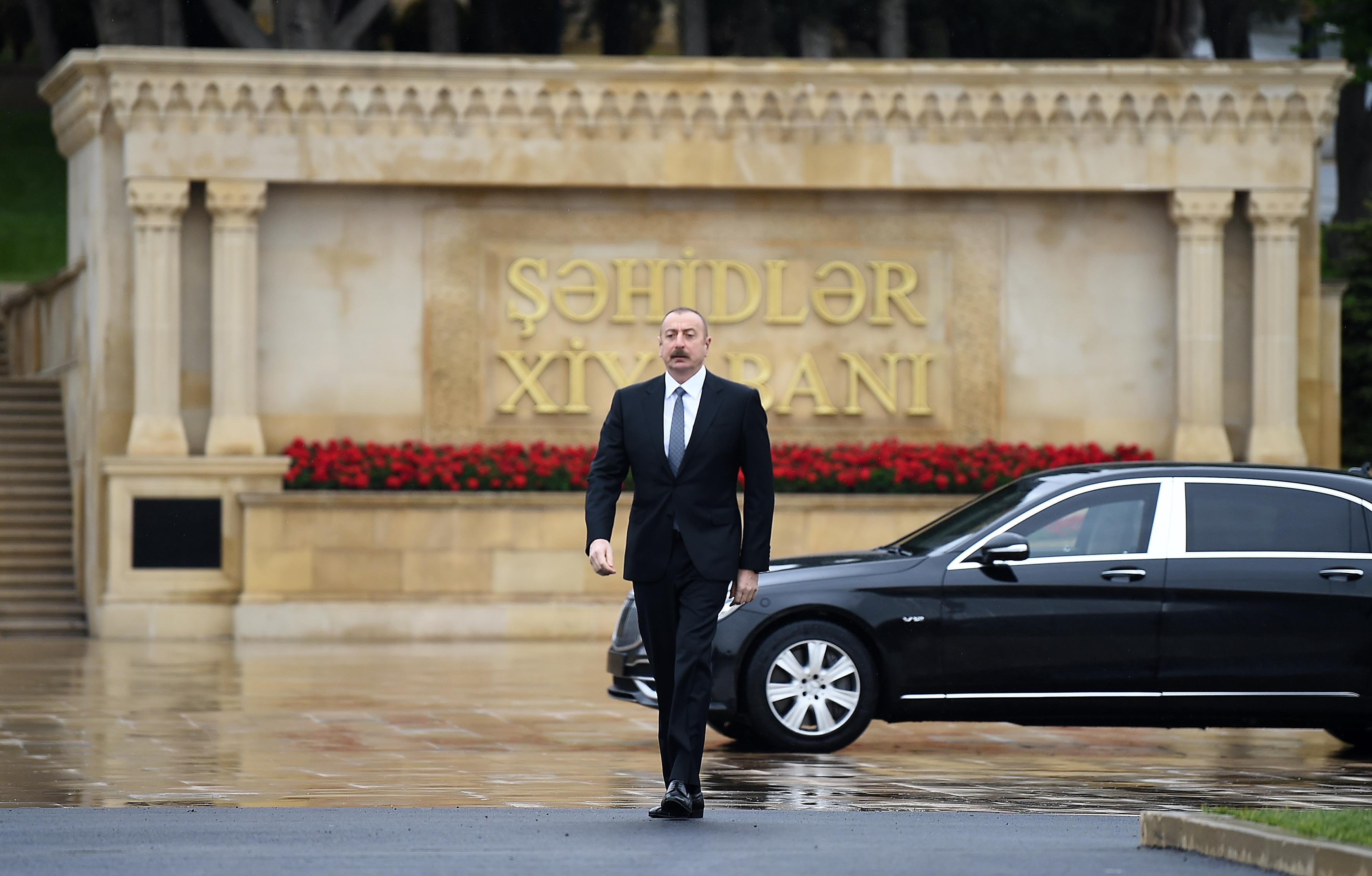 Prezident Həzi Aslanovun məzarını ziyarət etdi (FOTOLAR)