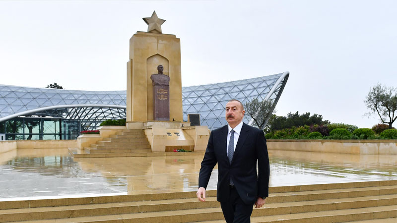 Prezident Həzi Aslanovun məzarını ziyarət etdi (FOTOLAR)