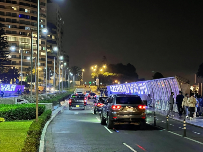 Perunun məşhur körpüsü Azərbaycan bayrağının rənglərində (FOTO)