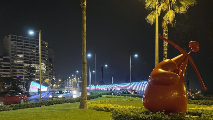 Perunun məşhur körpüsü Azərbaycan bayrağının rənglərində (FOTO)