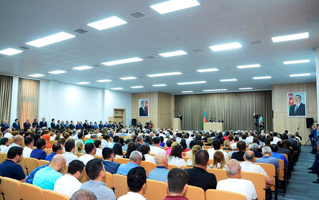 Eldar Əzizov sakinlərin m&uuml;raciəti ilə bağlı tapşırıqlar verdi (FOTO)
