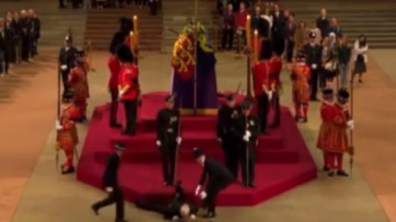 Kraliçanın tabutunun yanında qarovul çəkən qvardiyaçı huşunu itirdi (VİDEO)