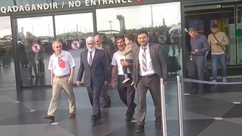 Ankarada müalicə alan Mirmahmud Mirəlioğlu Bakıya qayıtdı (VİDEO)