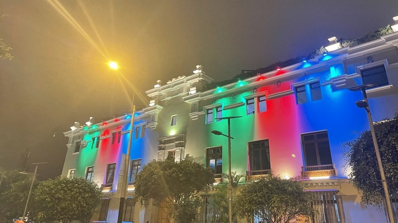 Peruda bələdiyyə binası Azərbaycan bayrağının rəngləri ilə işıqlandırıldı