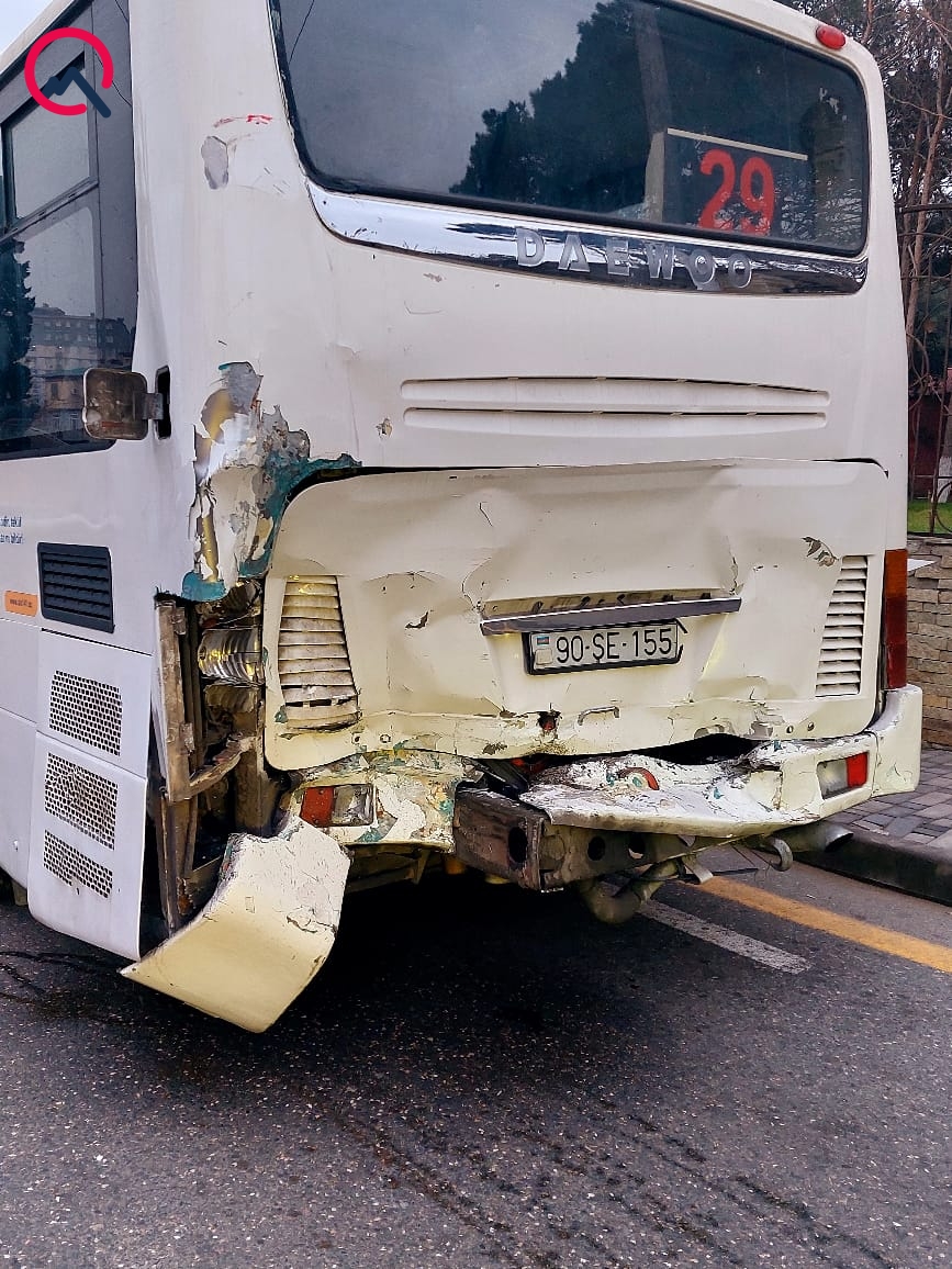 Bakıda avtobusla “KamAZ” toqquşdu - Xəsarət alanlar var (FOTO)