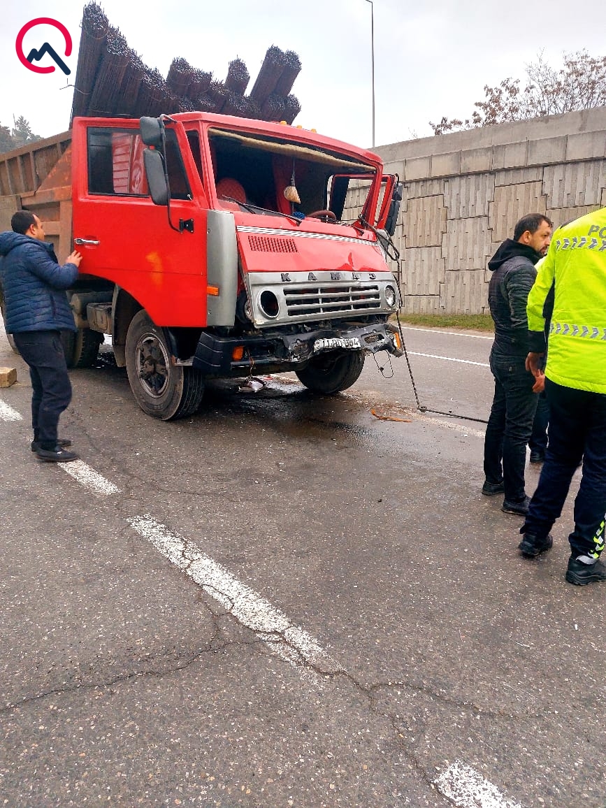 Bakıda avtobusla “KamAZ” toqquşdu - Xəsarət alanlar var (FOTO)