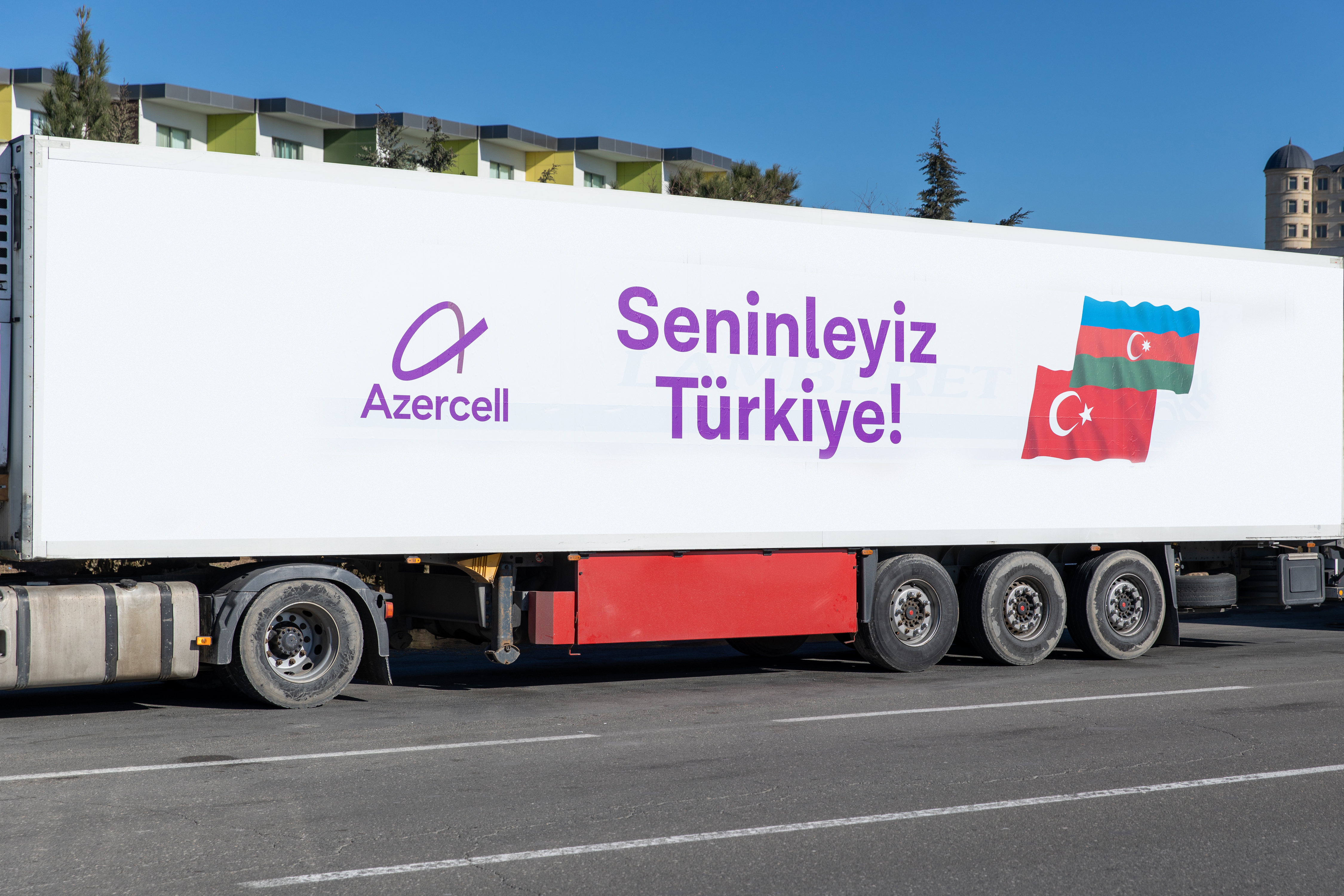 Azercell Türkiyəyə radio baza stansiyaları və humanitar yardım göndərir