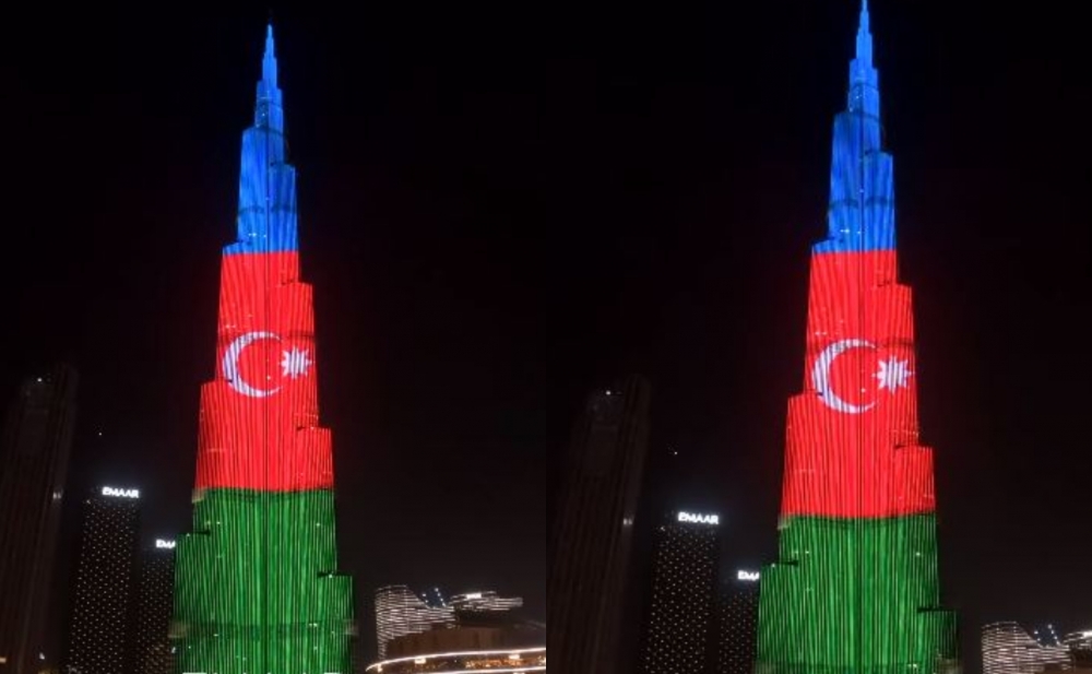 Dünyanın ən hündür binası bayrağımızın rənglərinə büründü (VİDEO)