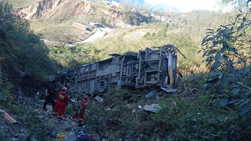 Peruda avtobus uçurumdan aşdı: 15 nəfər öldü, 20-dən çox insan yaralandı