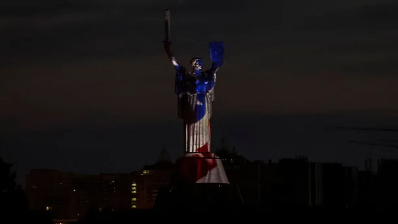 Kiyevdə “Ana Vətən” sovet abidəsi ABŞ bayrağının rəngləri ilə işıqlandırıldı