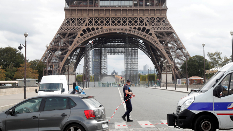 Parisdə bomba həyəcanı: Eyfel qülləsindən insanlar təxliyə edildi