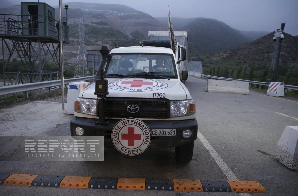 Beynəlxalq Qızıl Xaç Komitəsinin yük maşınları Laçın-Xankəndi yolundan keçib (FOTO)
