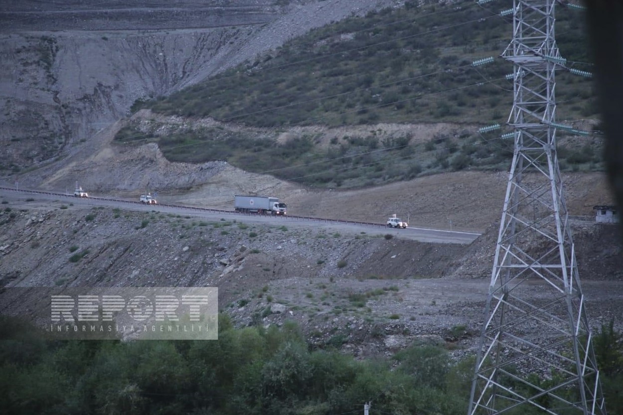 Beynəlxalq Qızıl Xaç Komitəsinin yük maşınları Laçın-Xankəndi yolundan keçib (FOTO)