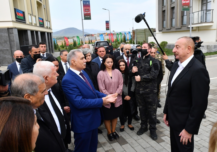 Prezident Füzuliyə köçən sakinlərlə görüşdü (FOTO/YENİLƏNİB)