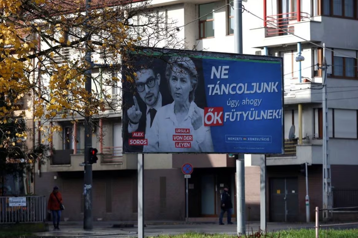 Orbanın partiyası AK rəhbəri əleyhinə reklam lövhələri yerləşdirdi (FOTO)