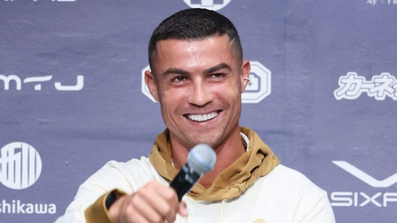 Ronaldo jurnalistin sualına məhəl qoymadı (VİDEO)