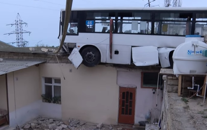 Bakıda sərnişin avtobusu evin üstünə düşdü (VİDEO)
