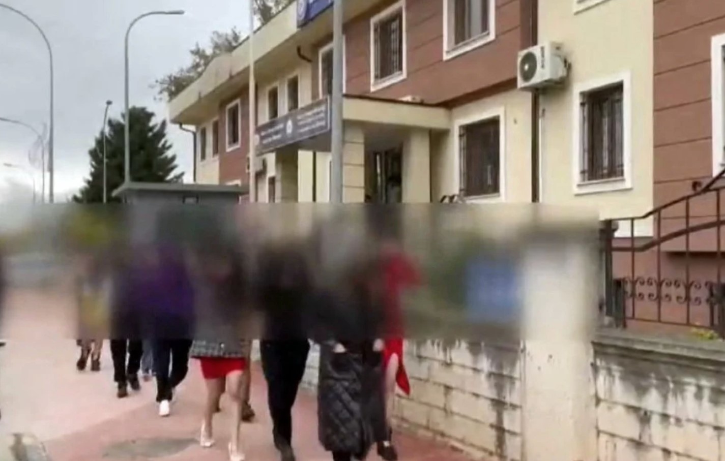 300 polis əməliyyat keçirdi, 8 azərbaycanlı qadın saxlanıldı (FOTO/VİDEO)