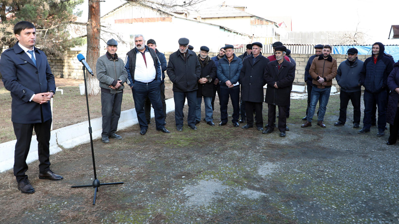 Vladimirovka kəndinin 30-a yaxın sakini qazla bağlı müraciətlərini ünvanladı (FOTO)