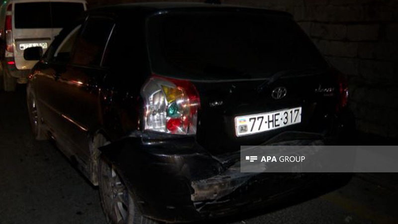 Bakıda “Land Rover” sürücüsü qəza törətdi, sərnişini döydü (FOTO)