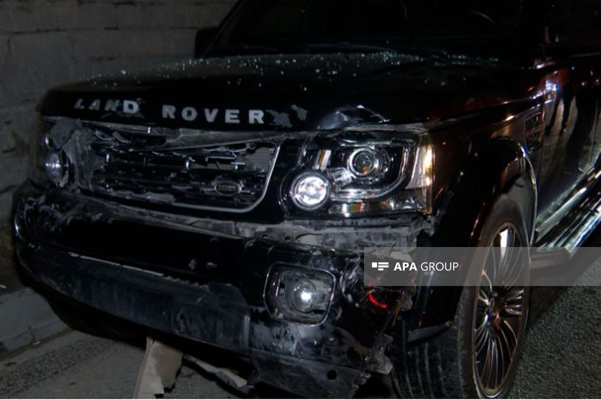 Bakıda “Land Rover” sürücüsü qəza törətdi, sərnişini döydü (FOTO)