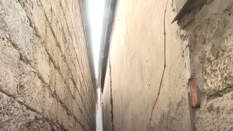 Zavodun çirkab su quyusunu qazması vətəndaşın evində çatlar yaradıb (VIDEO)