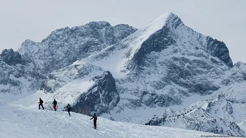 Alp dağlarında beş xizəkçinin cəsədi tapıldı