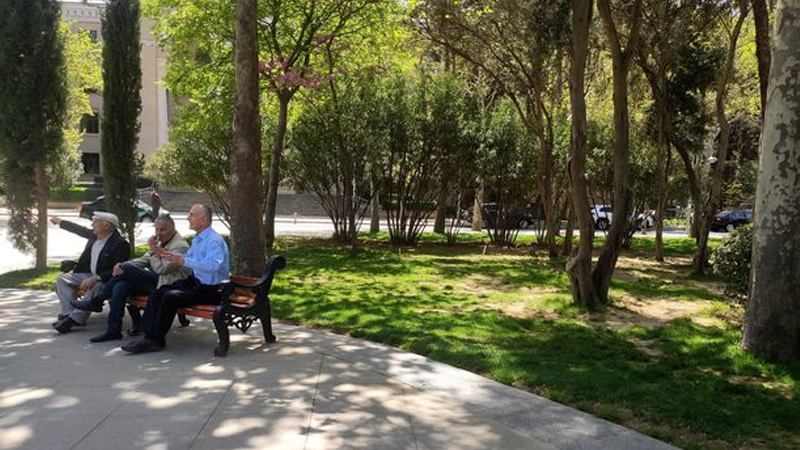 AMEA-nın qarşısındakı parkda oturacaqlar niyə yoxa çıxıb? (AÇIQLAMA/FOTO)