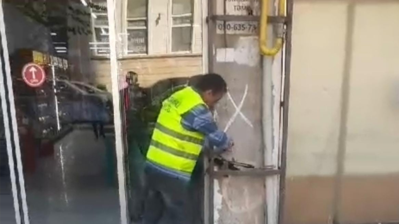 Yasamalda tikili və obyektlərin fasadlarında alkopanların söküntüsünə başlanıldı (VİDEO)