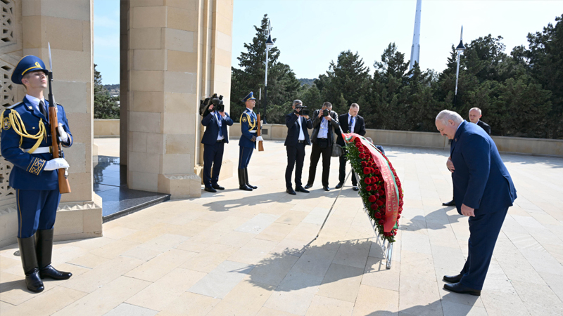 Lukaşenko Heydər Əliyevin məzarını və Şəhidlər xiyabanını ziyarət etdi