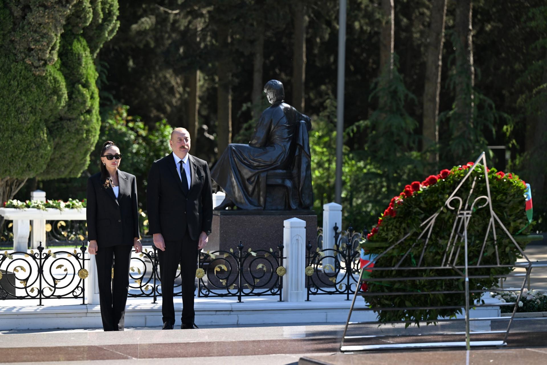 Prezident və birinci xanım Heydər Əliyevin məzarını ziyarət etdi (FOTO)