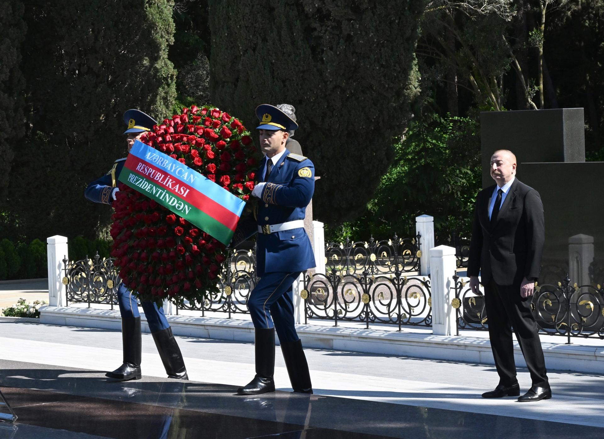 Prezident və birinci xanım Heydər Əliyevin məzarını ziyarət etdi (FOTO)