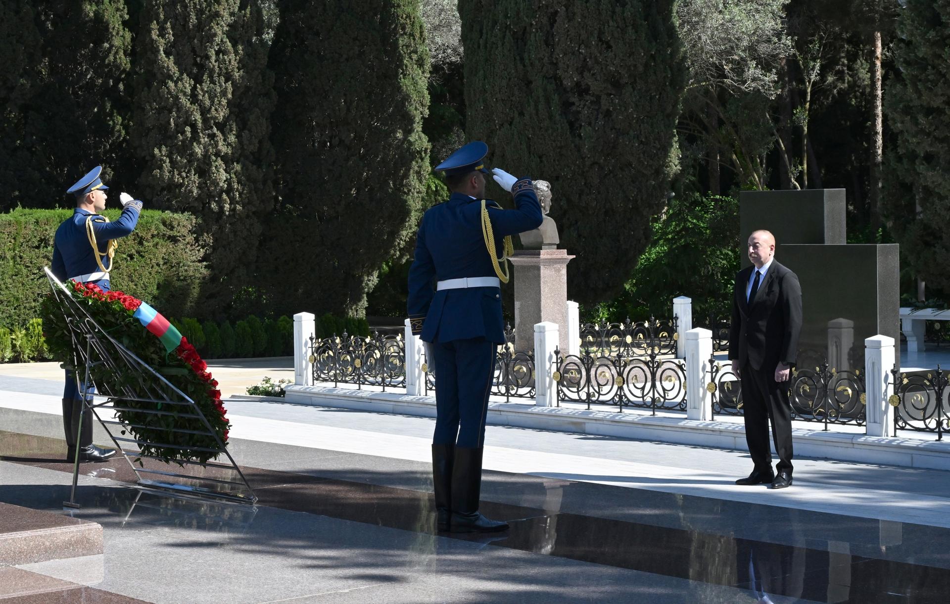 Prezident və birinci xanım Heydər Əliyevin məzarını ziyarət etdi (FOTO)