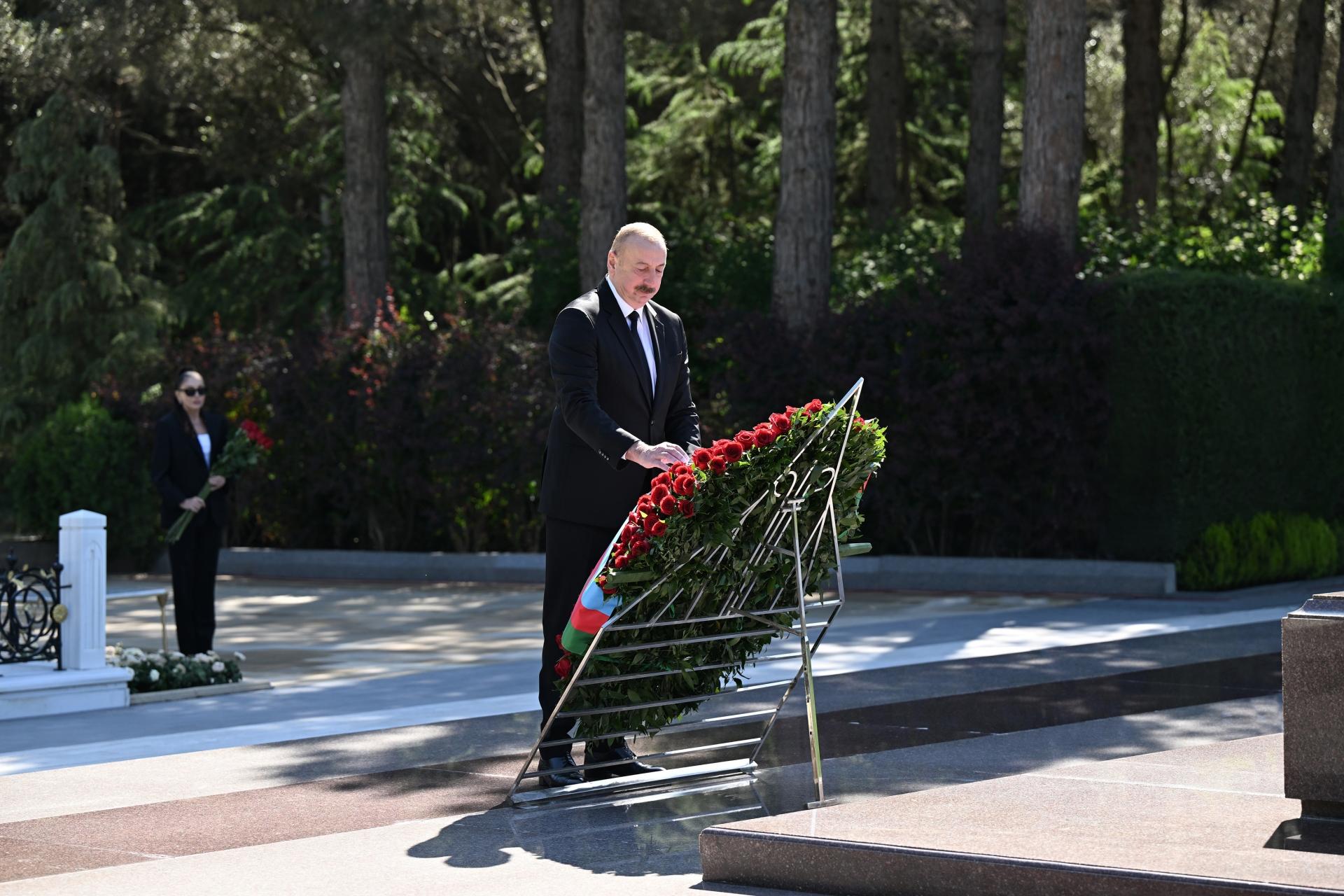 Prezident və birinci xanım Heydər Əliyevin məzarını ziyarət etdi (FOTO)