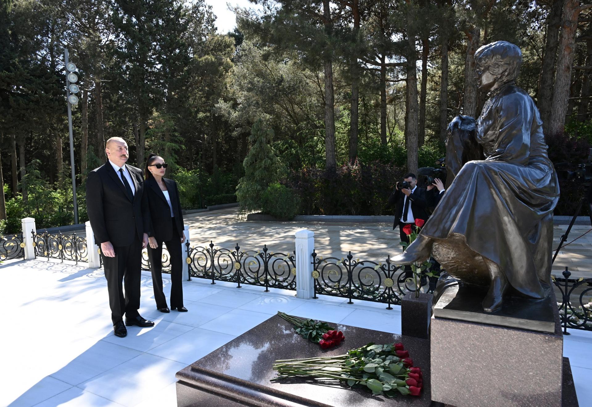 Prezident və birinci xanım Heydər Əliyevin məzarını ziyarət etdi (FOTO)