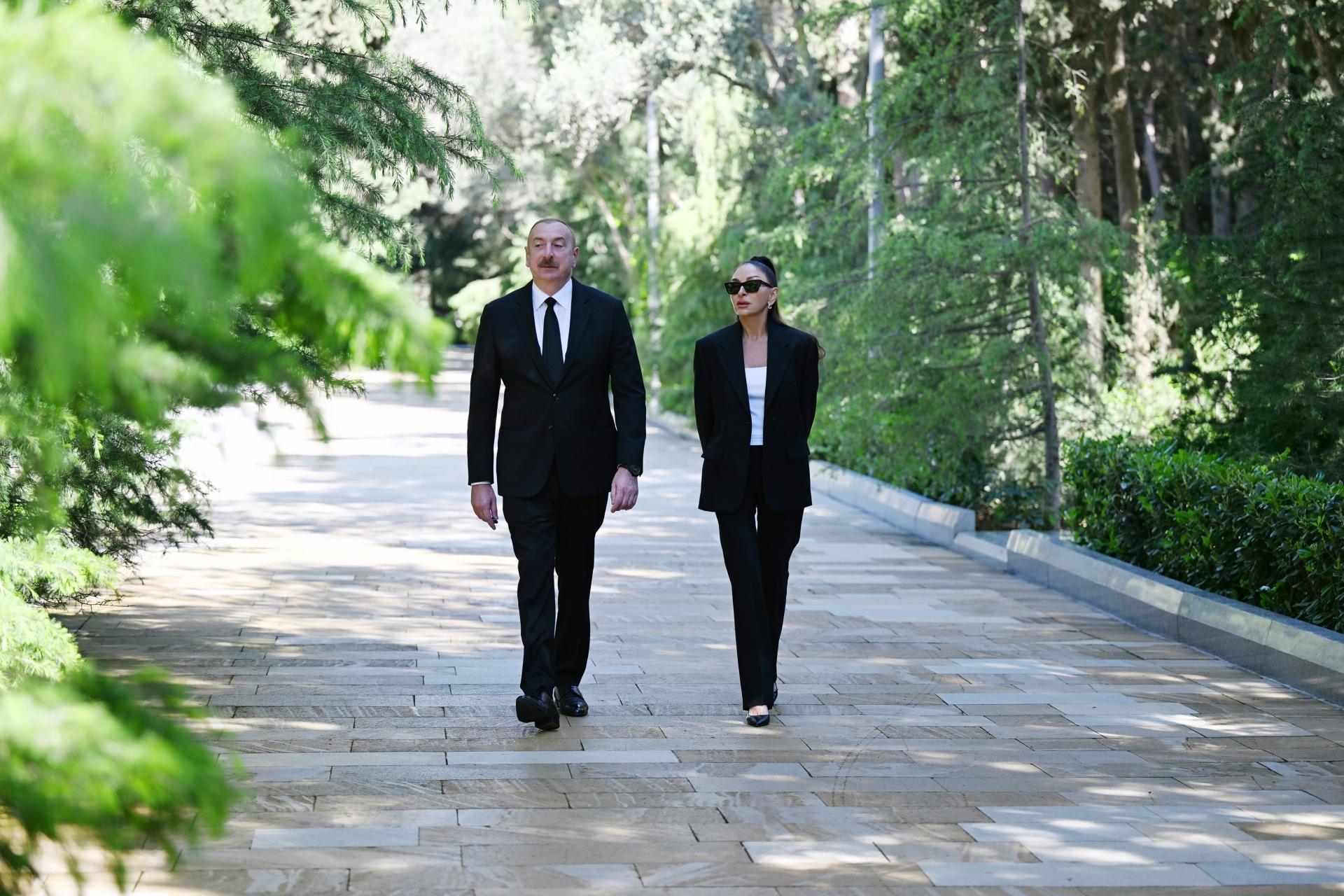 Prezident və birinci xanım Heydər Əliyevin məzarını ziyarət etdi (FOTO)