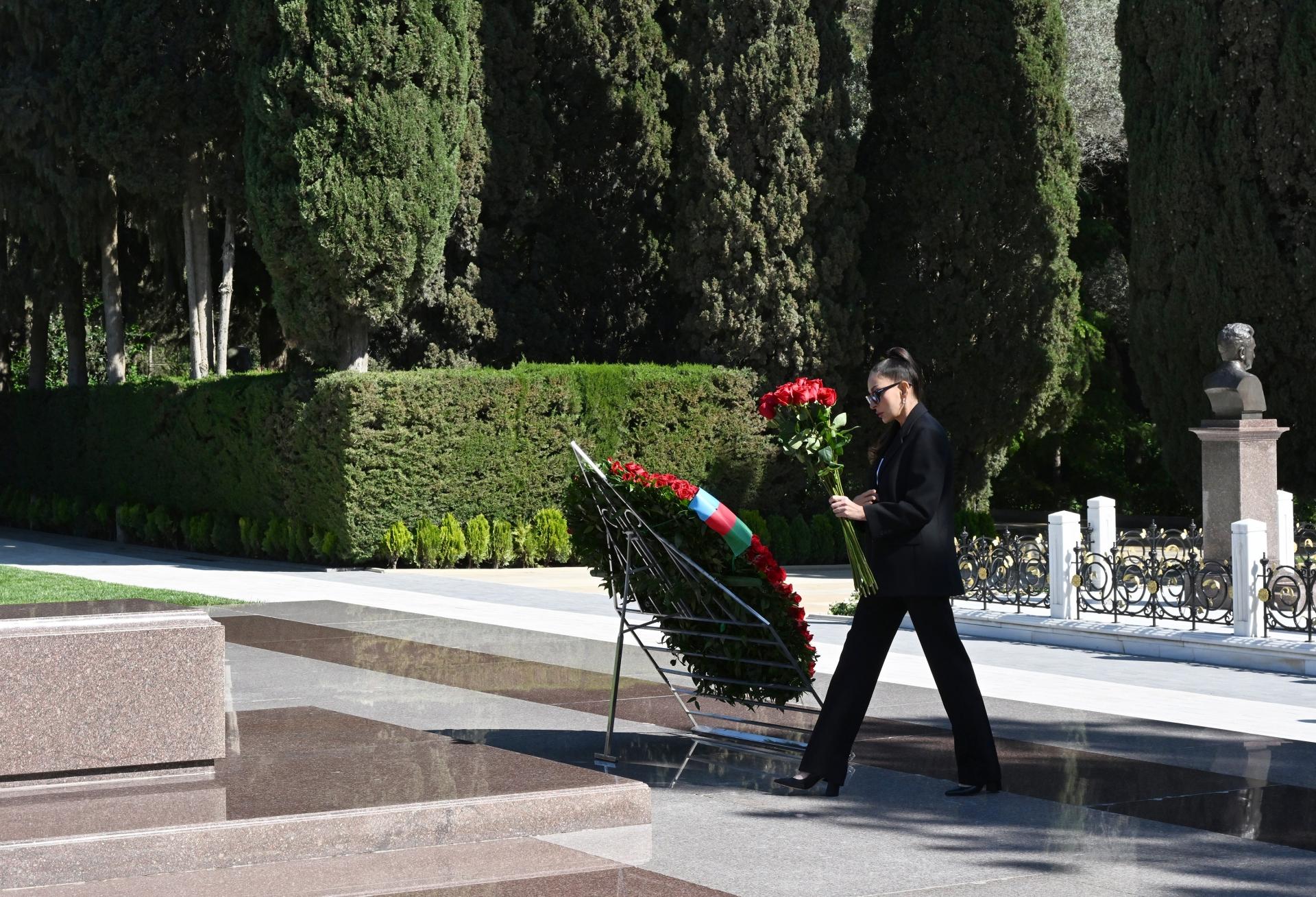 Prezident və birinci xanım Heydər Əliyevin məzarını ziyarət etdi (FOTO)