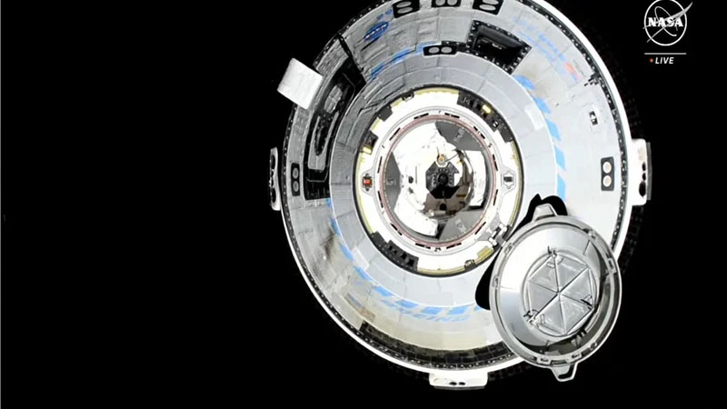 Problem içində üzən Boeing ilk dəfə astronavtları kosmosa çatdırdı (VİDEO)