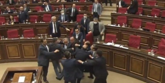 Ermənistan parlamentində dava düşdü (VİDEO)